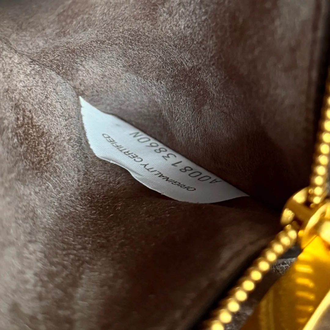 Batch 1680 Bottega Veneta’s new early spring products are here◍˃ᵕ˂◍ This super cute little bag captures my heart every time. This kind of simple little bag that can be carried on the back at any time is so convenient. The surprise of this Notturno clutch lies in the three independent spaces inside. Babies with a lot of belongings must be able to empathize with the tiredness of searching for items for a long time every time. This divided area design simply captures my heart. Style number: 843893 Size: 21*11*9cm Color: black brown
